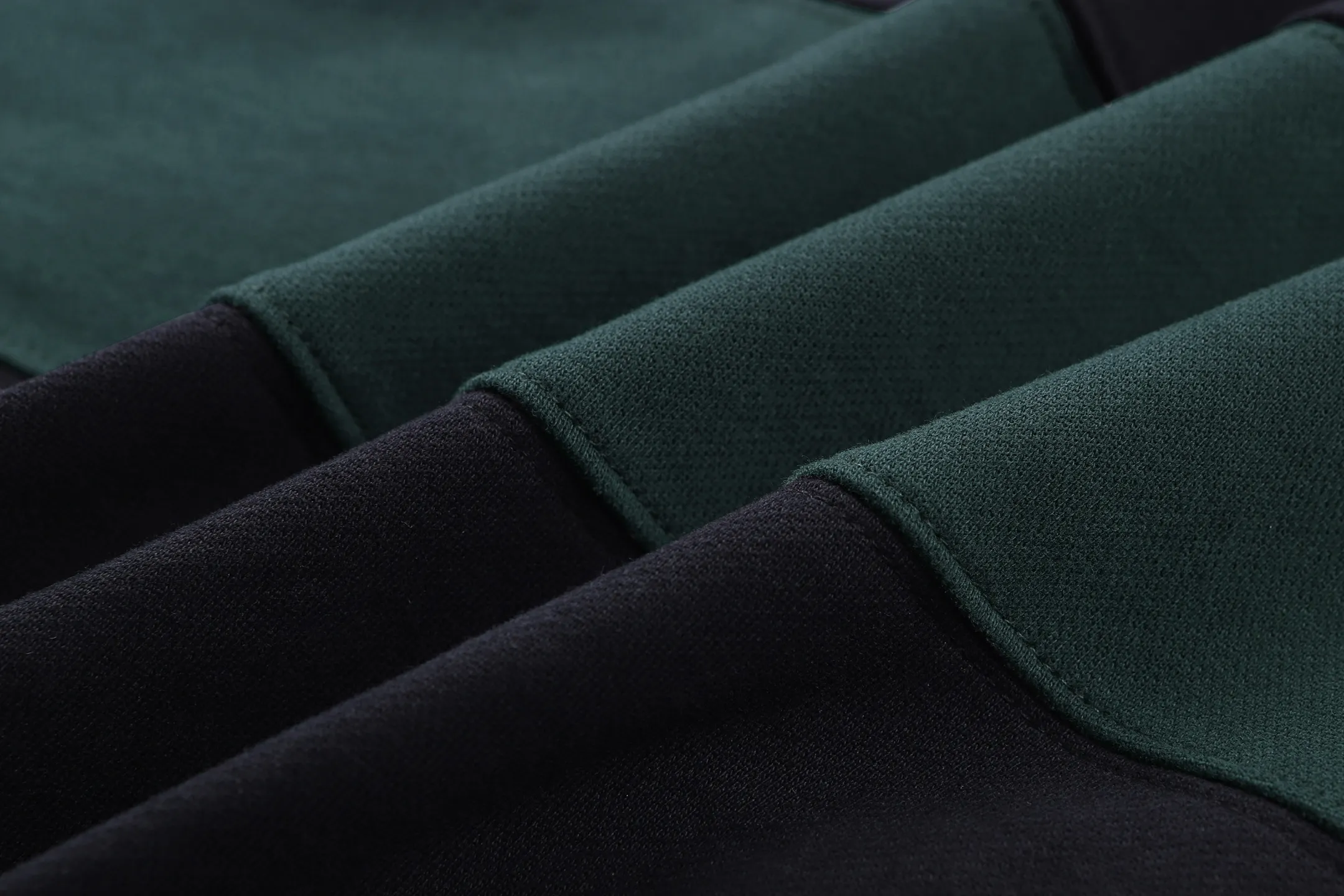 AP Acne Studios 26SSRetro leather lapel contrast striped sweatshirt ●Authentic 5469 purchased and developed ●Custom dyed double-ply terry sweatshirt material ●Exquisite technical leather ●Template embroidery ●Fabric fermentation wash ●Customized 1:1 leather tag ●Customized 1:1 buttons ●Customized 1:1 trademark ●Loose fit ●Size: S M L XL ●Style number: 26231/4B#30